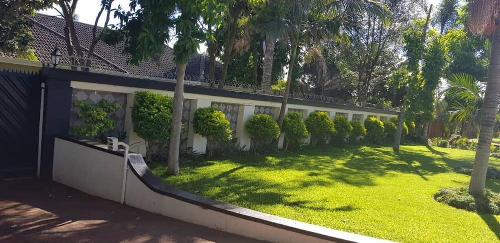 immaculate 6 beddroomed guest house in harare
