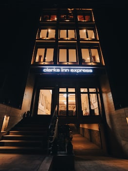 Clarks Inn Express, Dehradun,Karanpur,3 star