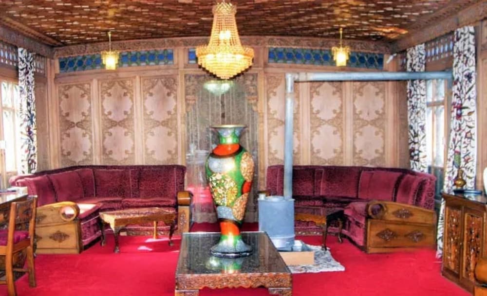 Yadgaar Houseboats,Srinagar>>Gulmarg,4 star