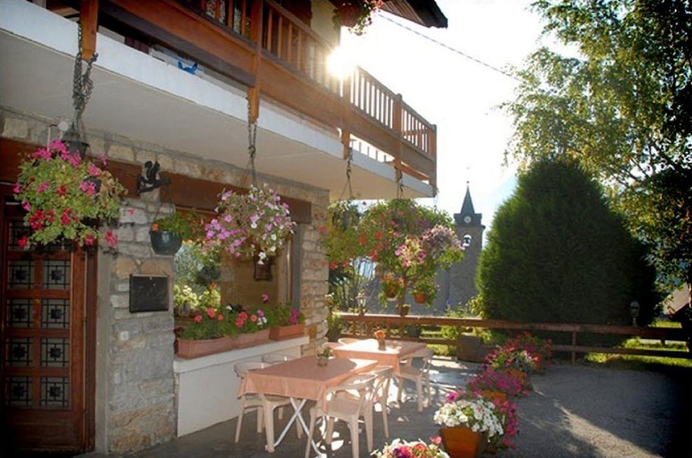 Hotel Restaurant Le Grillon,,3 star