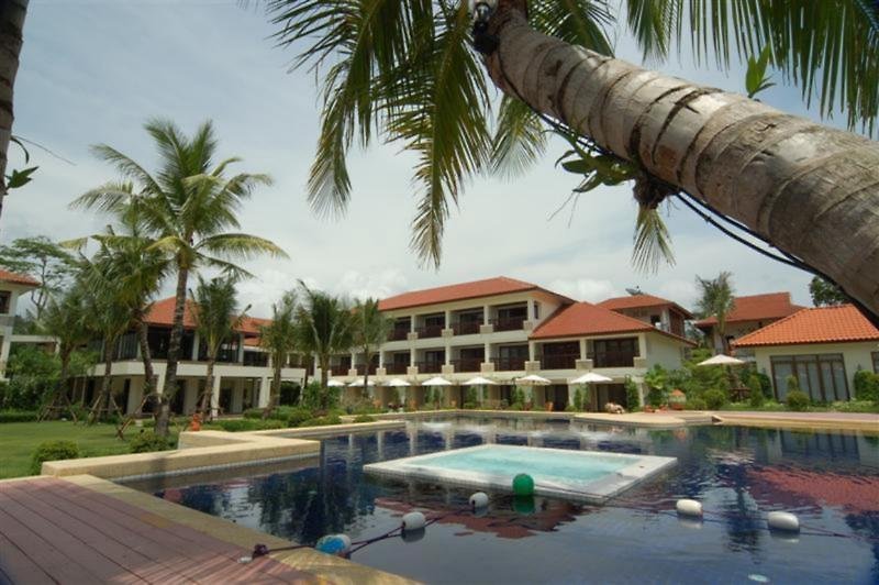 the briza beach resort khaolak