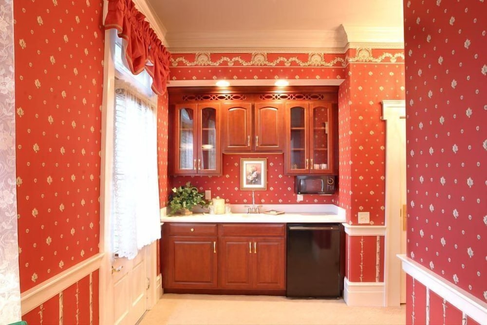 bird in hand village inn and suites