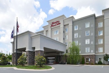hampton inn and suites greensboro coliseum area