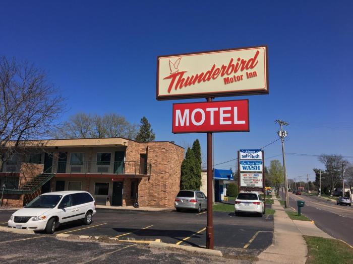 thunderbird motor inn baraboo