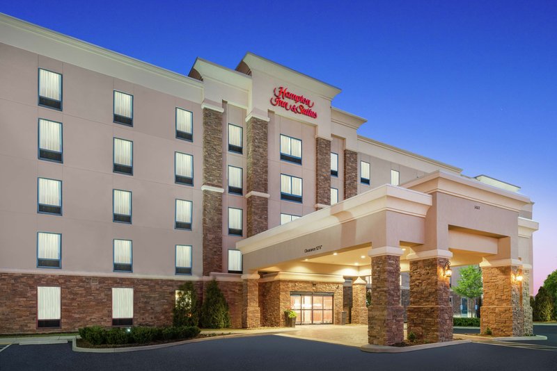hampton inn and suites roanoke airport