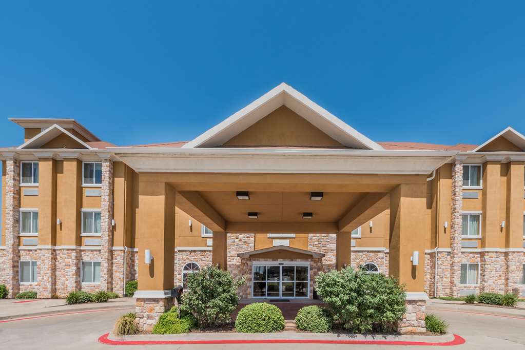 Days Inn & Suites By Wyndham Cleburne Tx