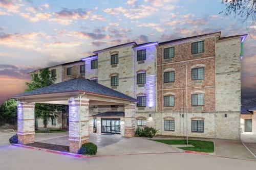 Holiday Inn Express And Suites Granbury By Ihg,Granbury>>Cresson,3 star