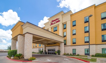 hampton inn and suites bastrop