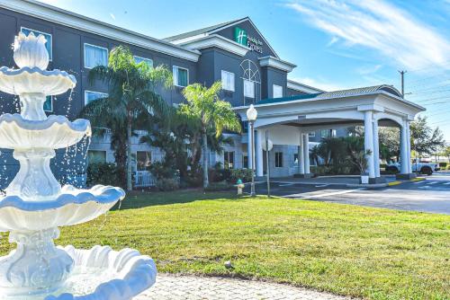 holiday inn express and suites cocoa by ihg