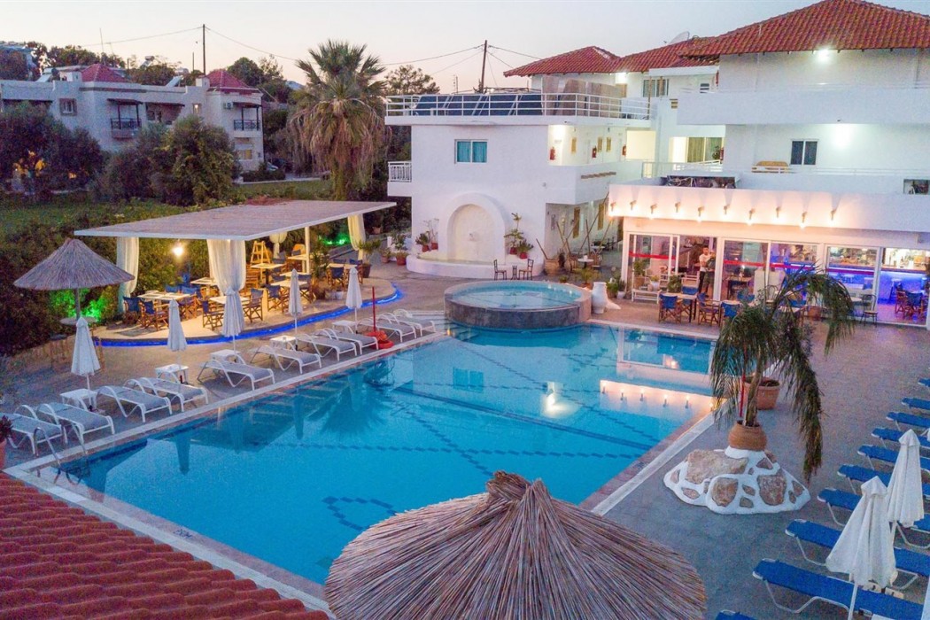 tinas plus hotel