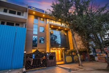 Via Singh Suite,Dlf Phase 3,3 star