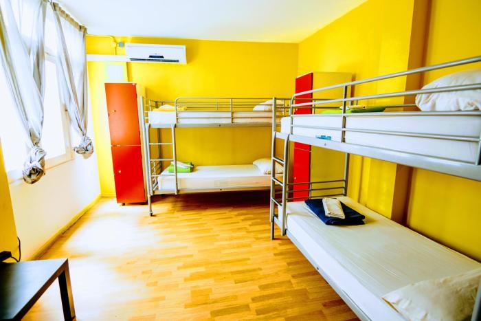 yellow nest hostel barcelona