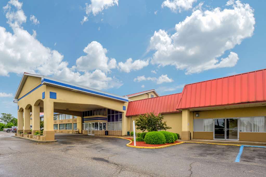 Econo Lodge Inn & Suites Triadelphia - Wheeling,Bethany>>Avella,2 star