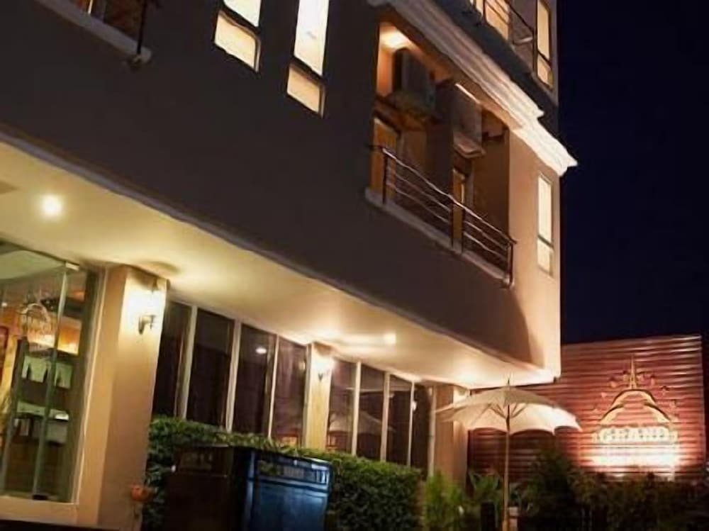 Grand Pinnacle,,3 star