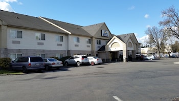 days inn and suites by wyndham vancouver