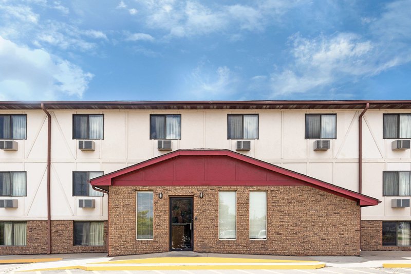 Super 8 By Wyndham Clinton,De Witt>>Clinton,2 star