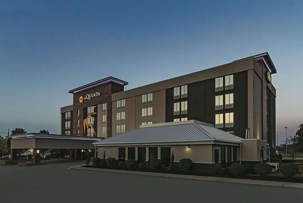 La Quinta Inn & Suites By Wyndham Cleveland Airport West,North Olmsted>>Cleveland,3 star