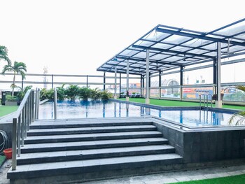 Comfy 1Br Twin Tower Apartment By Travelio,,0 star