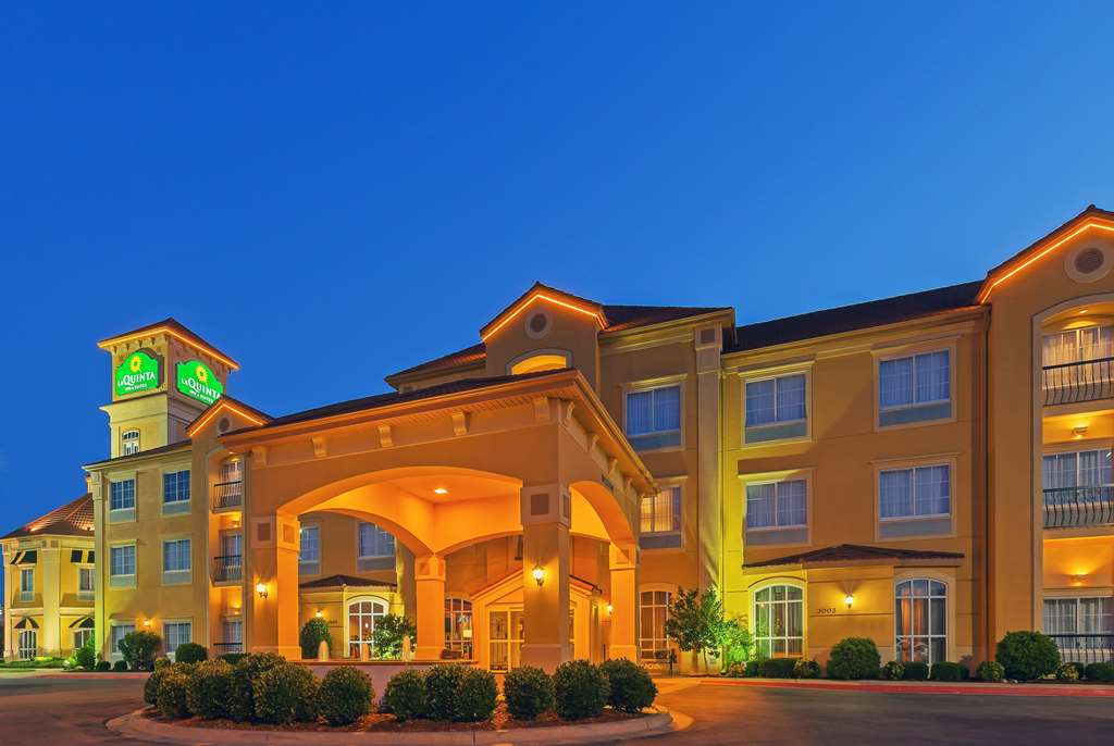 La Quinta Inn & Suites Quail Springs,Near Quail Springs Mall,3 star