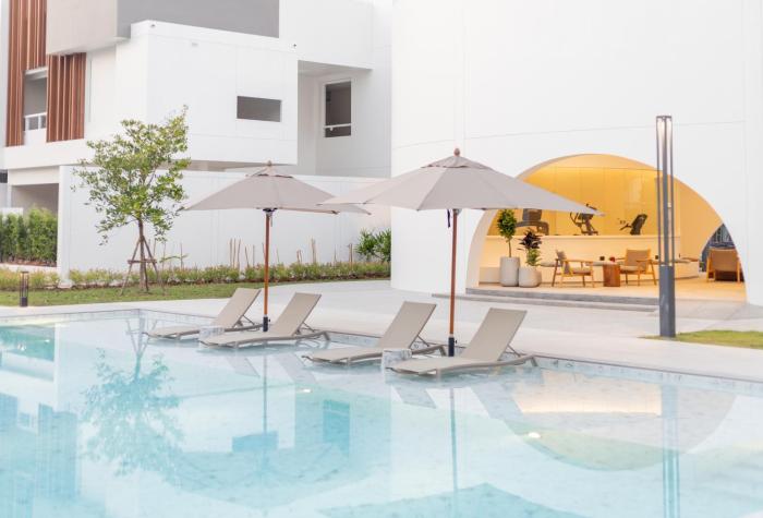 veranda pool villa