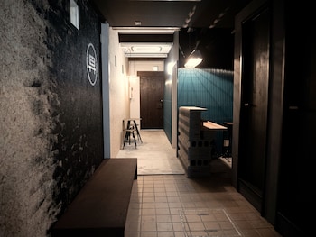 Bench - Hostel,,1 star