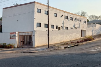 white house backpackers