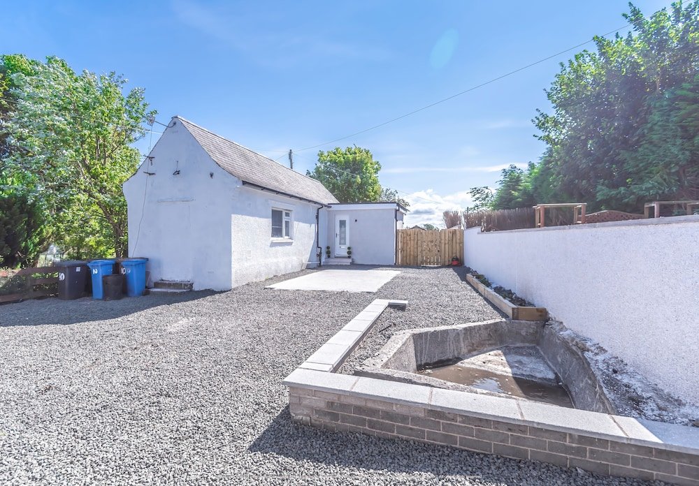 Lovely 1-Bed Cottage In Kelty With Hot Tub,,1 star