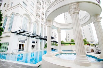 Cozy Living 1Br The Bellezza Apartment,,0 star