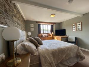 Tom's Of Tregaron,,3 star