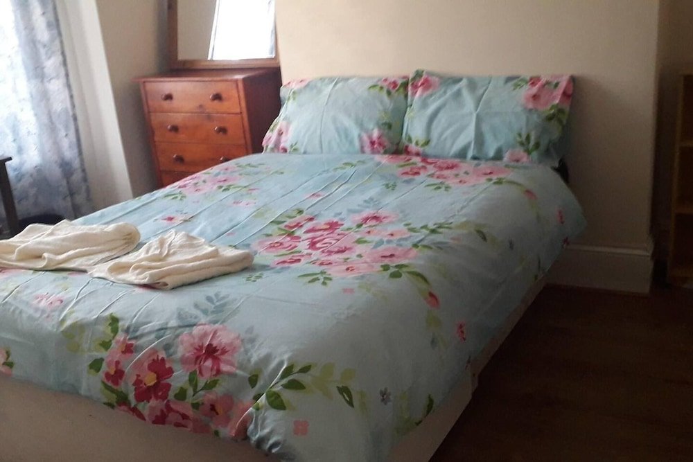 3-Bed Airport House In Prime Location For Flight,,3 star