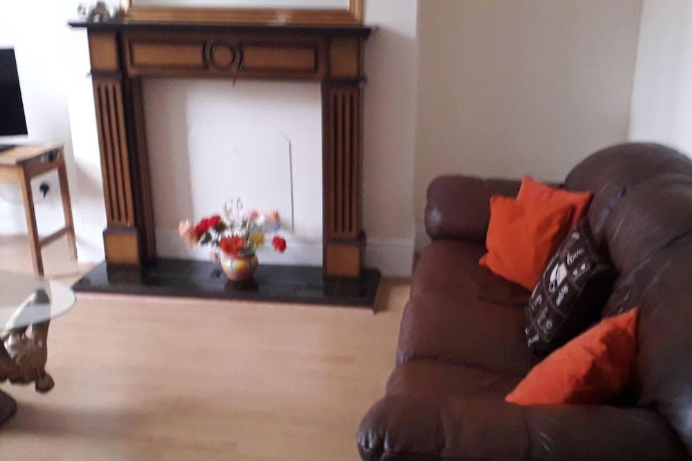 Grand 3-Bed Quasi Semi House In Manchester,,3 star
