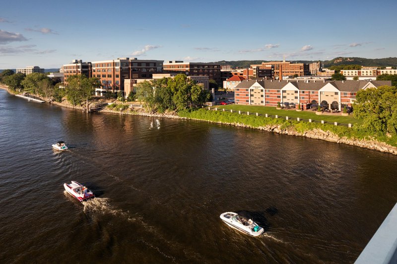 Courtyard By Marriott La Crosse