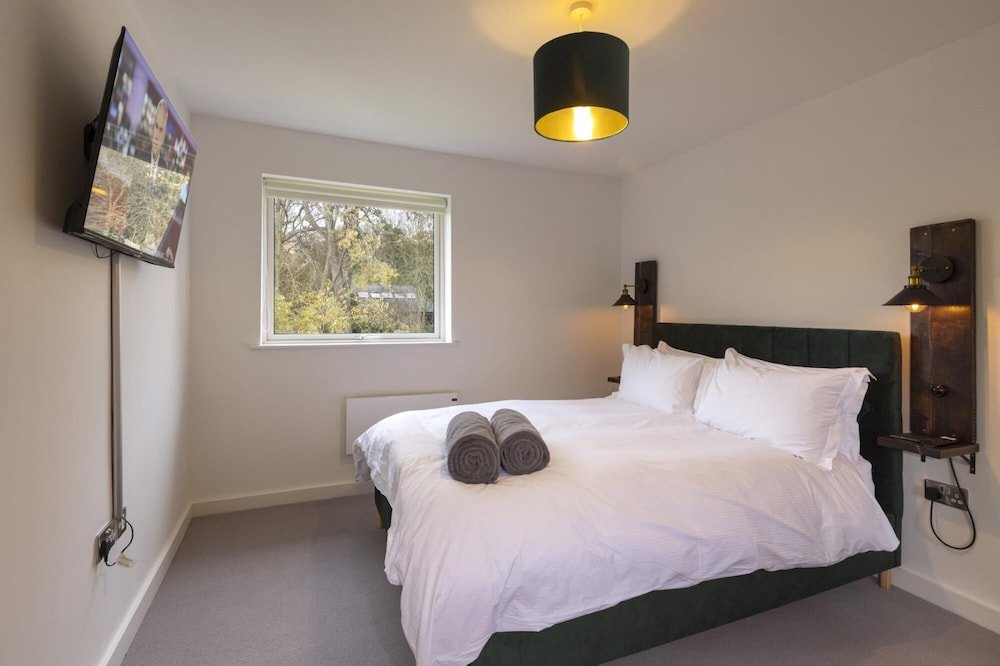 stunning modern 2 bedroom apartment with spectacular views of bath skyline