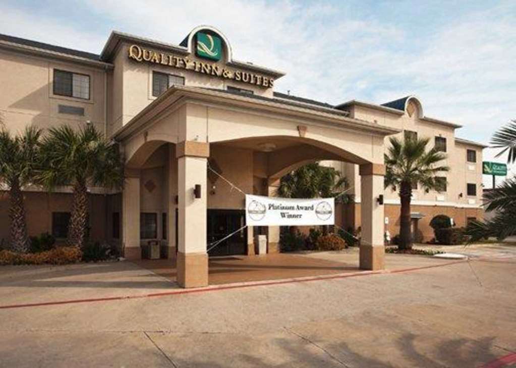 quality inn and suites near university