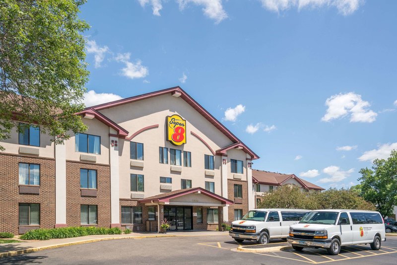 super 8 by wyndham bloomington airport