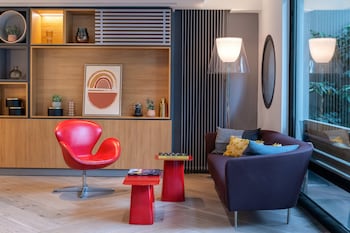 holiday inn garden court