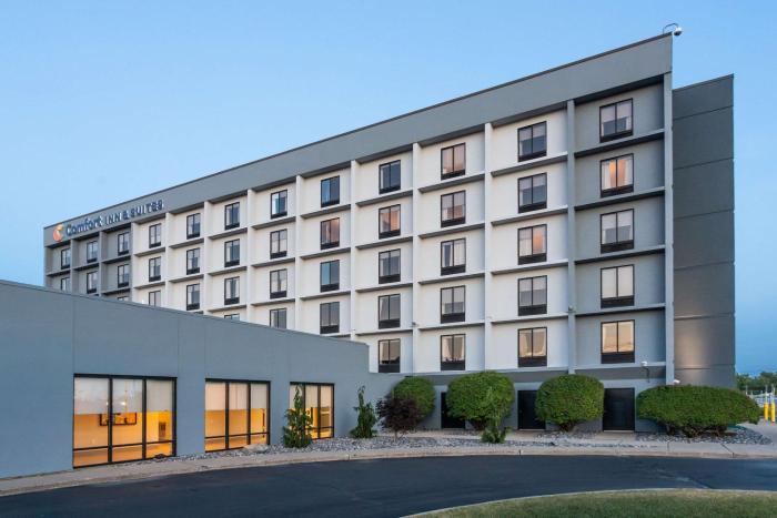 comfort inn and suites buffalo airport