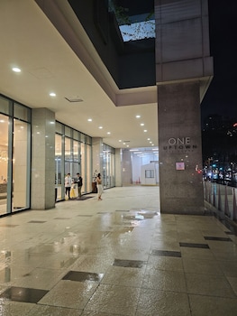 One Uptown Residence,,0 star