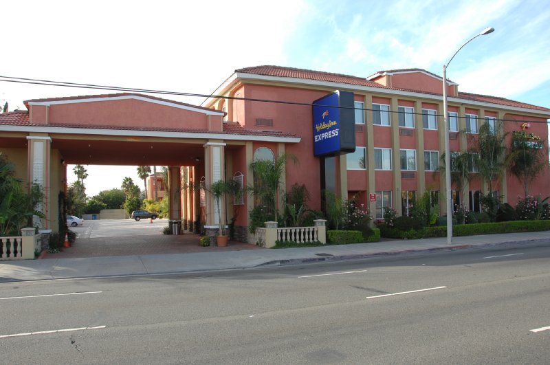 holiday inn express anaheim west by ihg