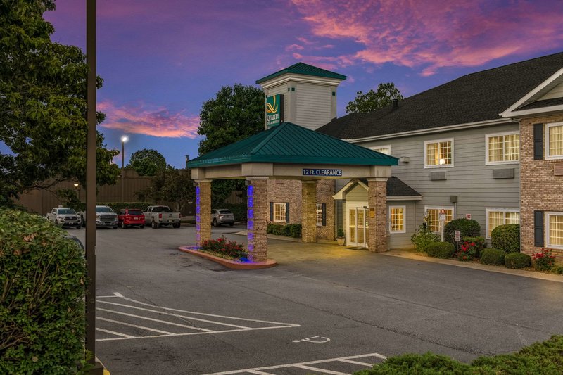 Quality Inn & Suites Hendersonville - Flat Rock,East Flat Rock>>Asheville,2.5 star