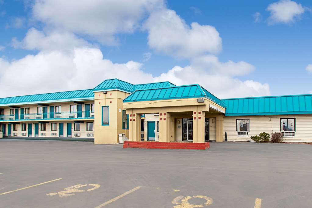 Econo Lodge,Near Utica Children's Museum,2 star