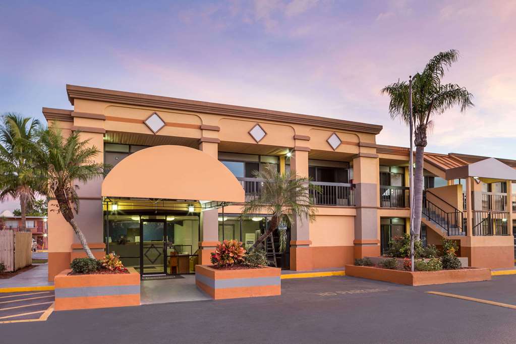 Travelodge By Wyndham Fort Myers North,Fort Myers>>Cape Coral,2 star