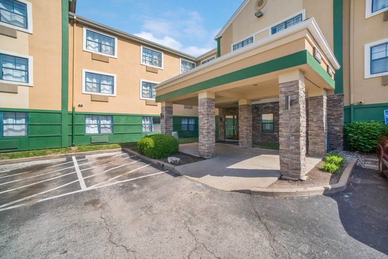 Hometowne Studios St. Louis - Airport/ N Lindbergh,Hazelwood>>Alton,2 star