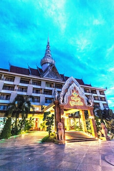 smiling deluxe hotel