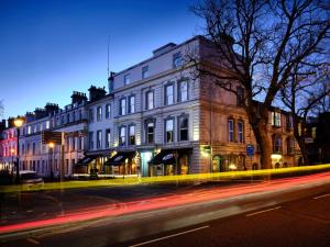 the 1852 hotel smartphone check in