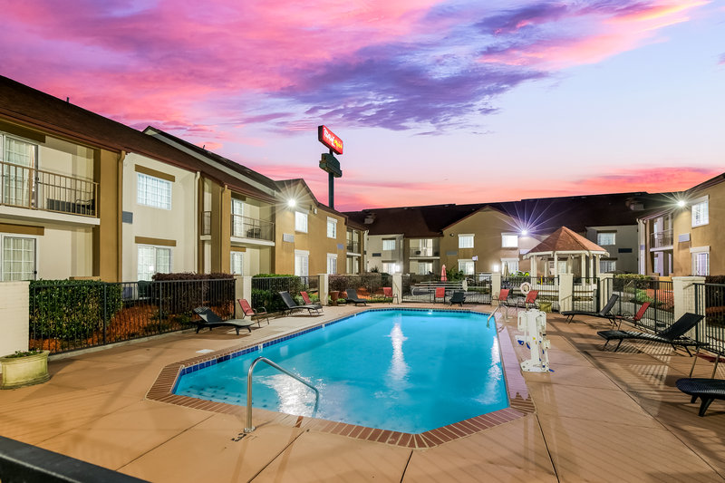 red roof inn plus and suites knoxville west cedar bluff