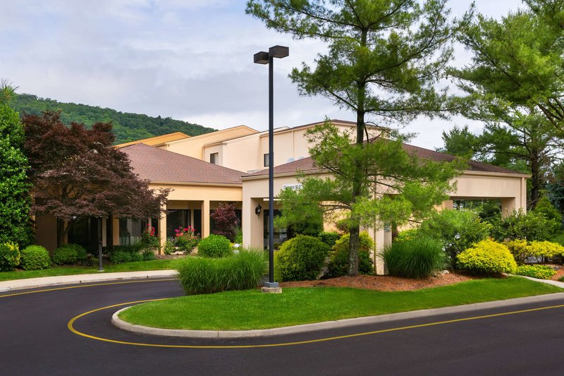 Courtyard By Marriott Mahwah