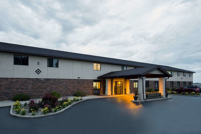 Super 8 By Wyndham Oshkosh Airport,Oshkosh>>Omro,2 star