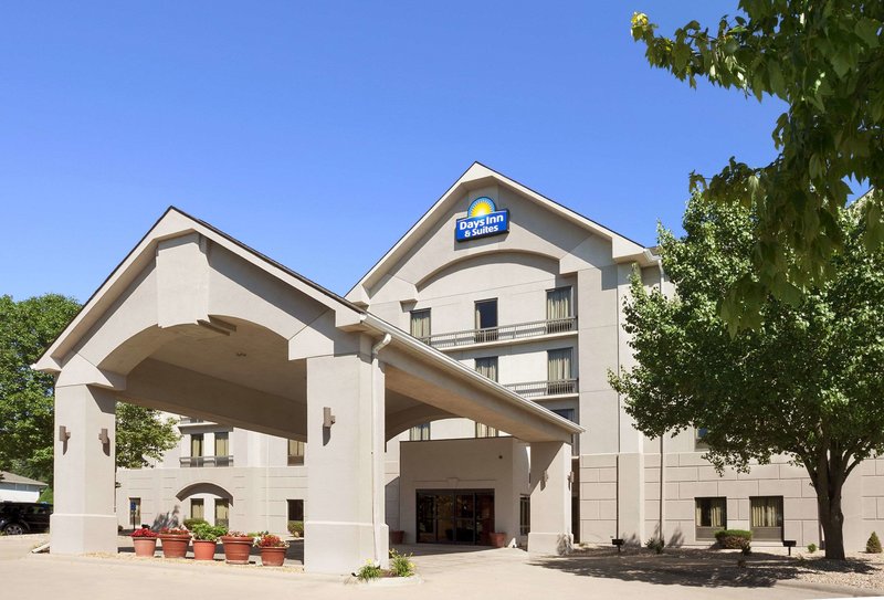days inn and suites by wyndham cedar rapids