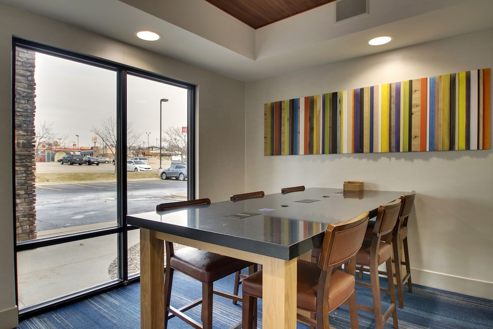 holiday inn express and suites cedar rapids i 380